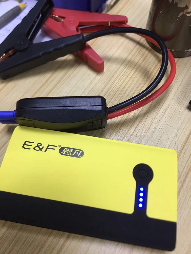 汽車(chē)應(yīng)急啟動(dòng)電源充電